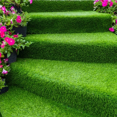 Stairs with synthetic turf - safe non-slippery surface